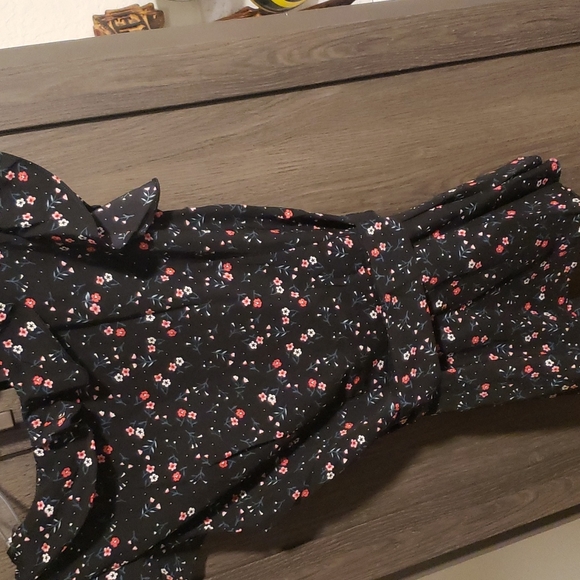 🍁New boutique flutter sleeve faux wrap top - Picture 10 of 13